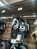 $90.03 – Walmart – Sandalia de playa Mickey Mouse marca Disney / Varias Tallas tono negro con el 40% de descuento…