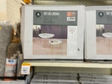 $645.02 – Walmart – Set de dos mesas decorativas marca HomeTrends / Tono Blanco con el 50% de descuento…