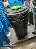 $45.01 – Bodega Aurrerá – Contenedor plástico con tapa para basura / Tono Negro con el 85% de descuento…